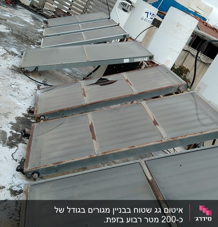 שורות של קולטי שמש על גג עם איטום